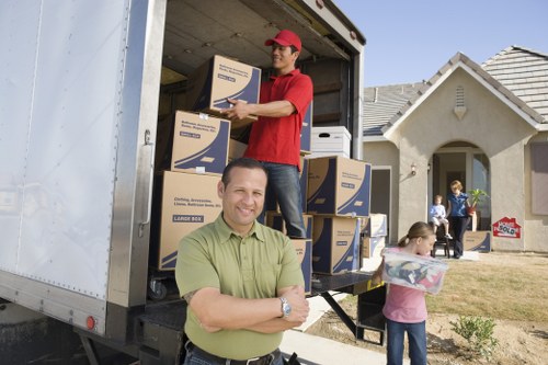Removal boxes and protective packing materials for fragile belongings